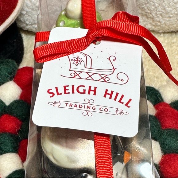 Penguin Christmas Salt & Pepper - Picture 2 of 3